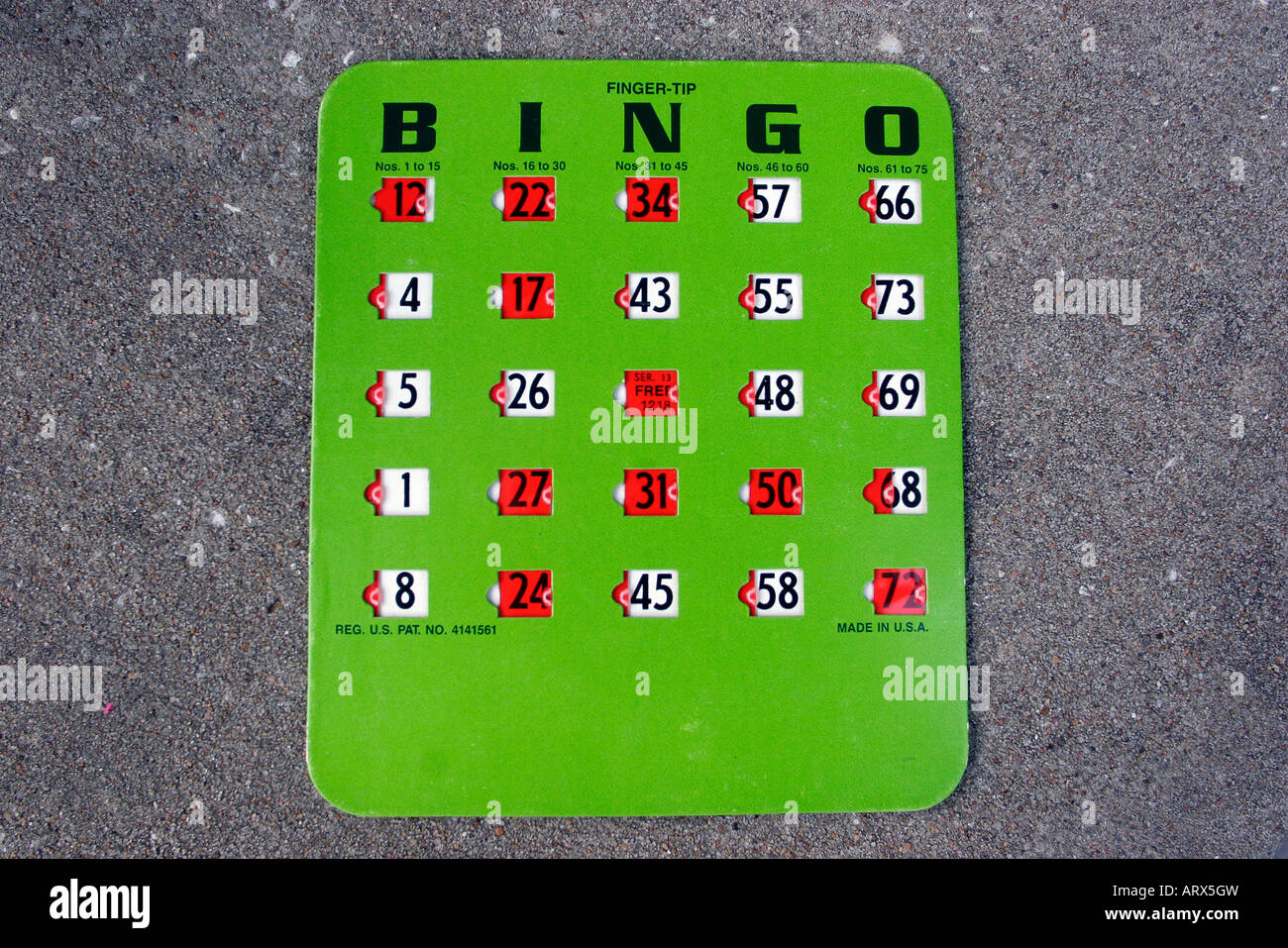 Une carte de jeu de Bingo Finger-Tip avec glisser des pièces de jeu. Banque D'Images