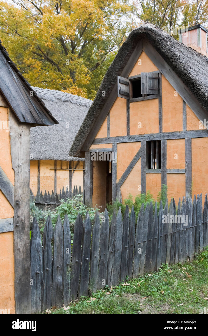 Maisons de colons anglais de la période coloniale faite de boue et de chaume de mimosa, l'architecture de Williamsburg, Virginie. Banque D'Images