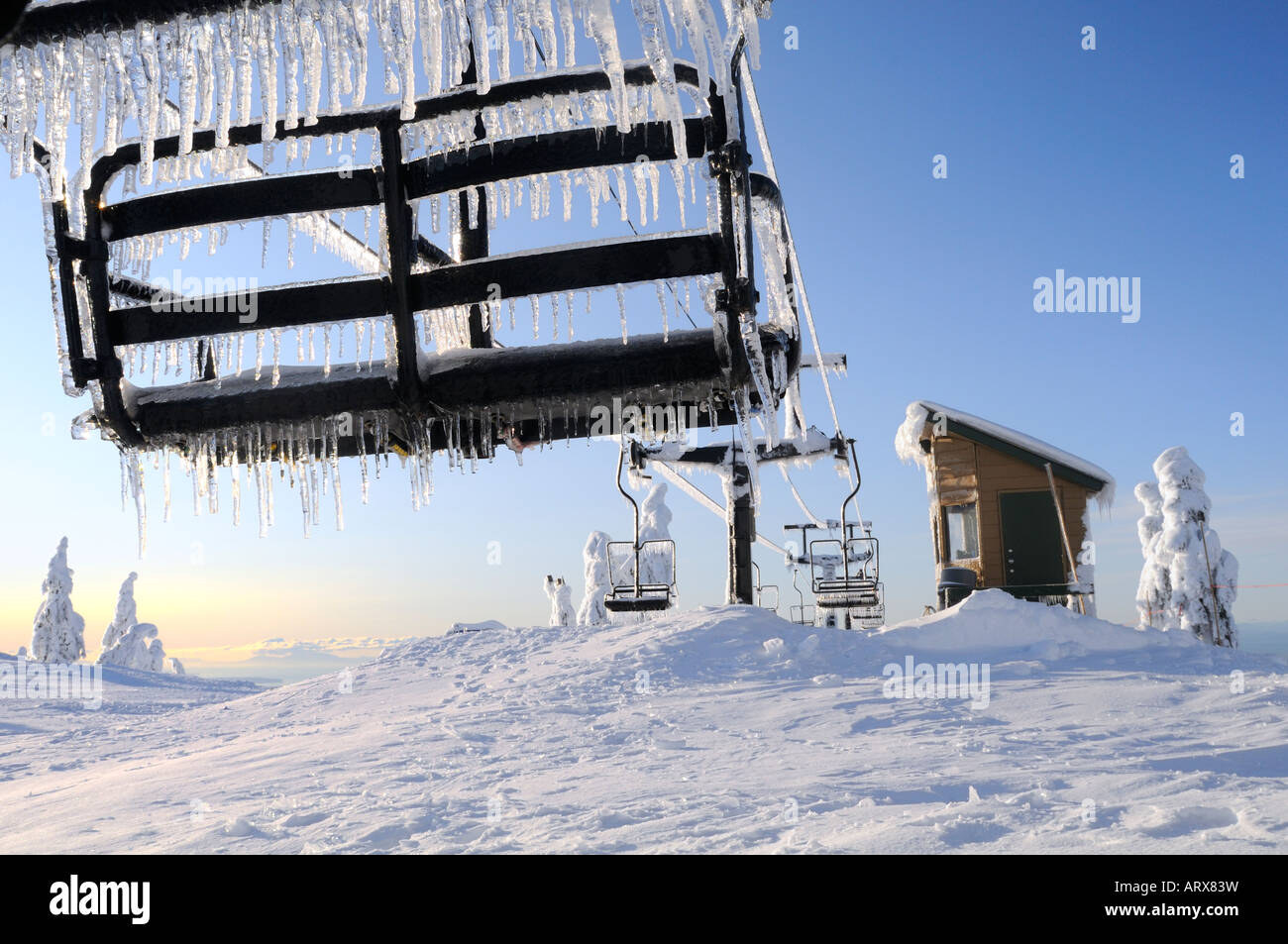 Pente de ski télésièges fermée par le revêtement de glace du parc provincial du mont Seymour North Vancouver British Columbia Canada Banque D'Images