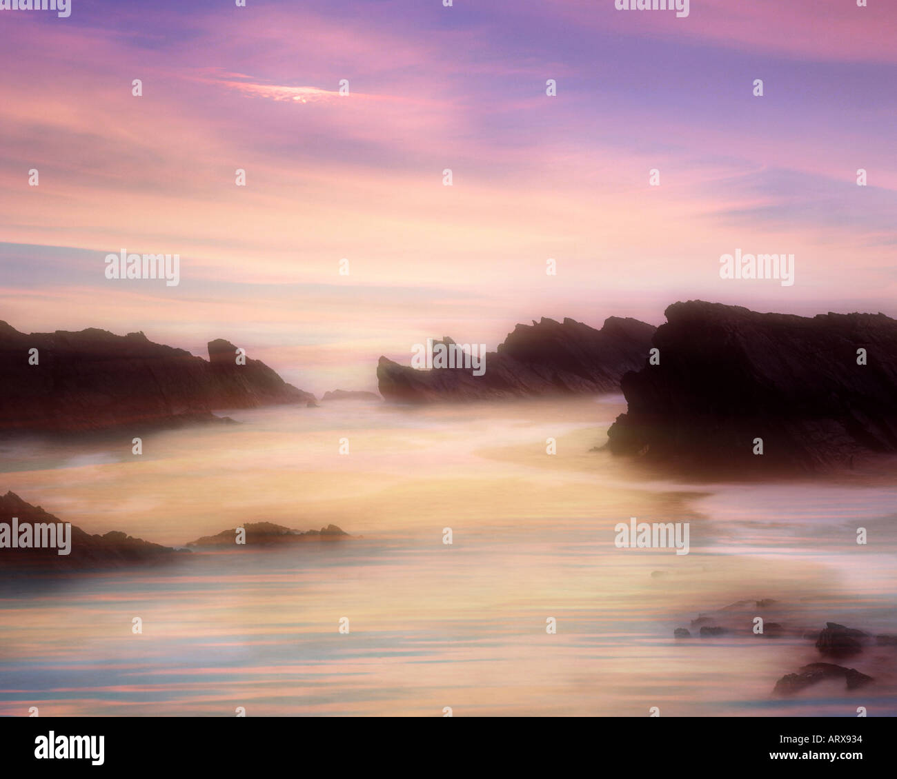 IE - comté de Kerry : Coucher de soleil à Ballyferriter Bay sur la péninsule de Dingle Banque D'Images