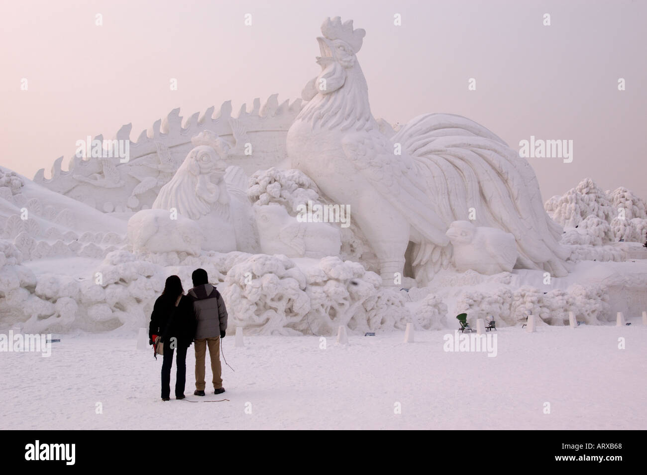 Une grande sculpture d'un coq au Festival de la neige de Harbin en Chine l'hiver 2005 Banque D'Images