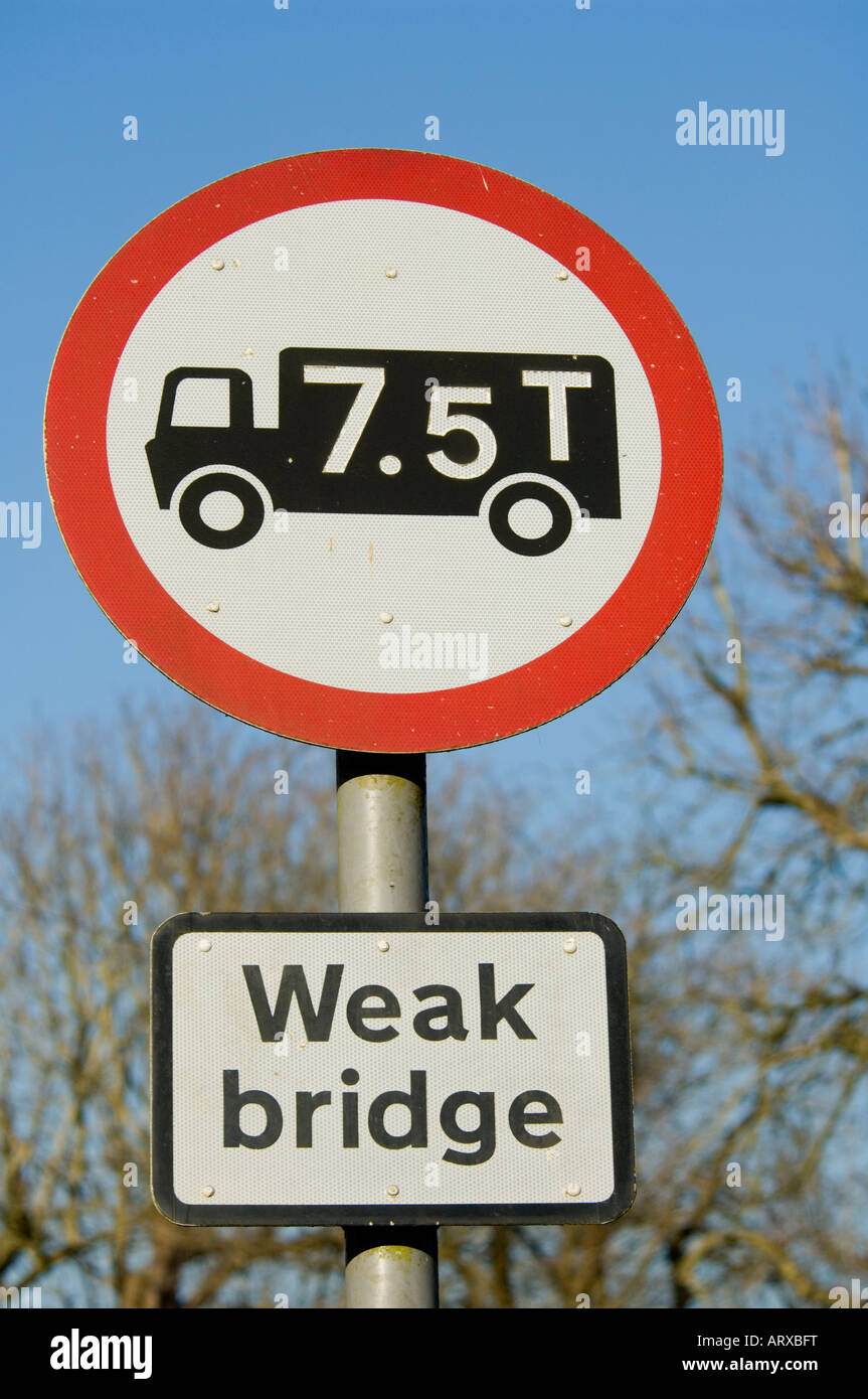 Faible Pont Signer Gomshall Surrey UK Banque D'Images