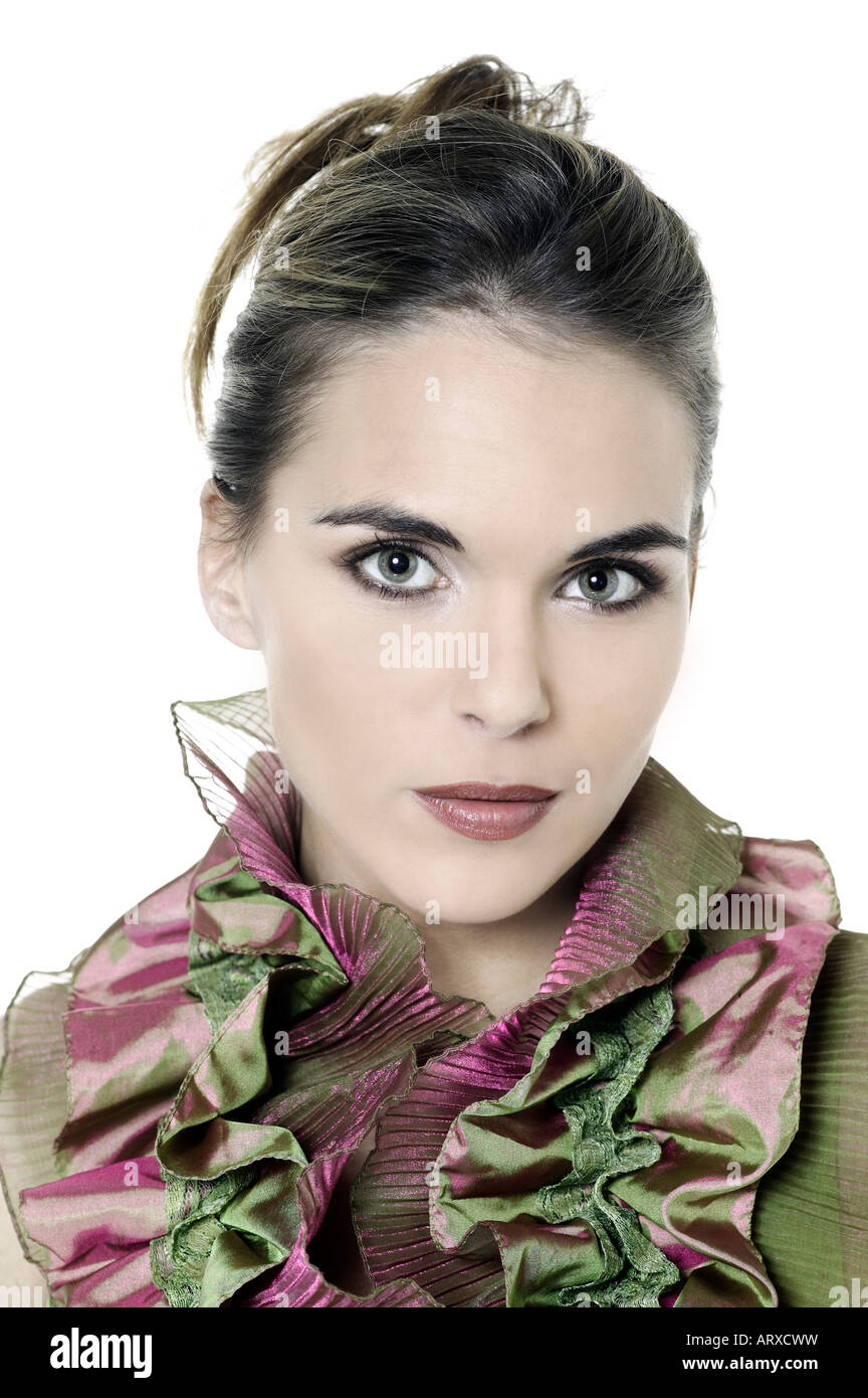 Portrait Portrait d'une belle jeune femme brune yeux vert sur fond blanc foulard en soie wearig Banque D'Images