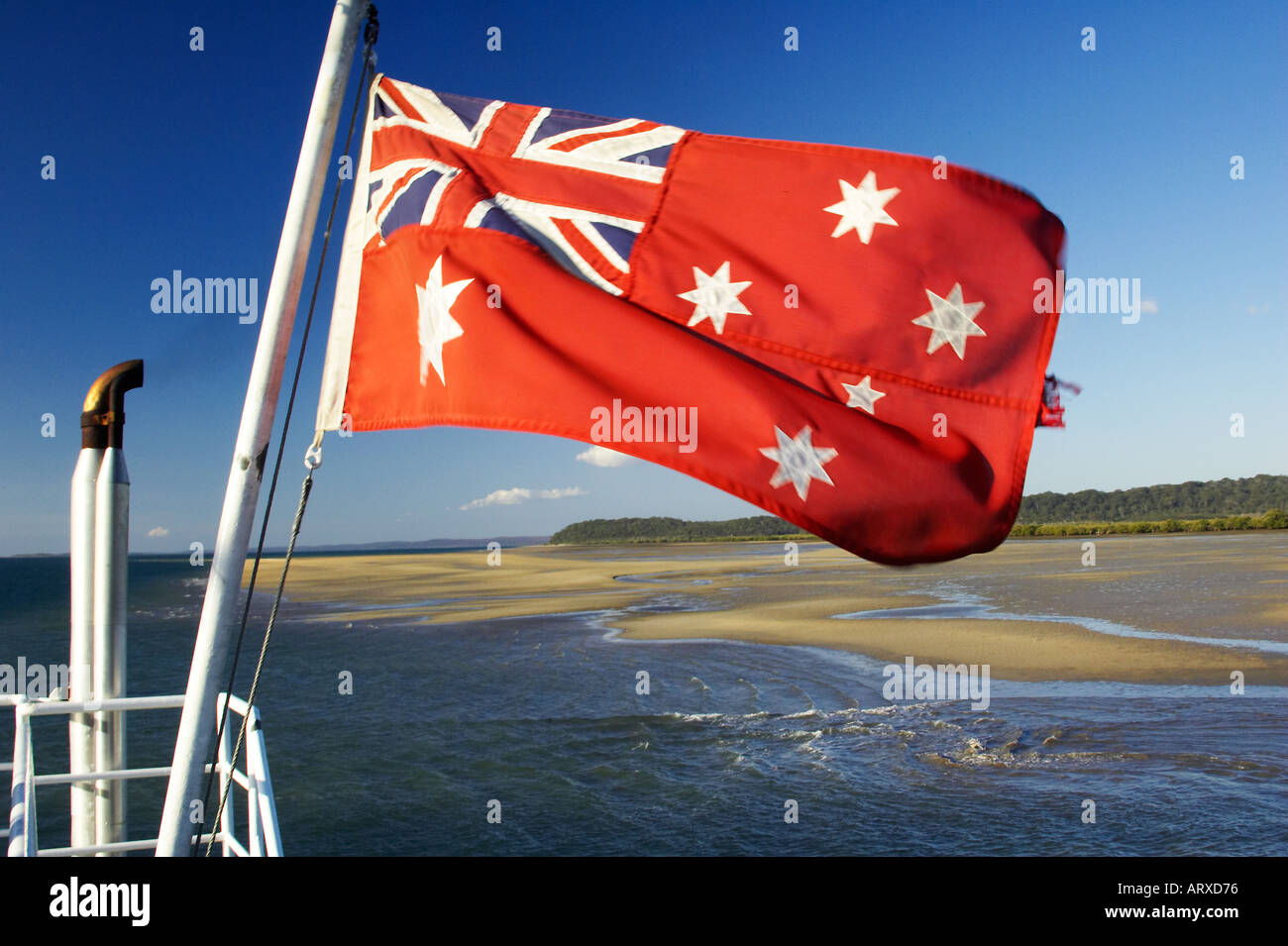 Drapeau maritime de l'enseigne rouge australienne sur le ferry K'gari / Fraser Island Queensland Australie Banque D'Images
