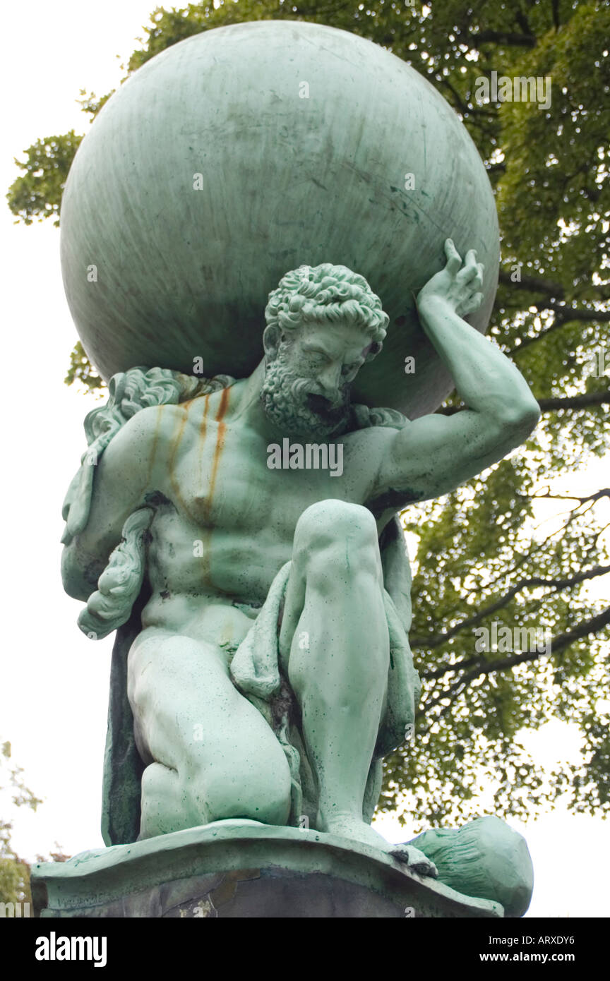 Statue de l'atlas avec le monde sur son dos Banque de photographies et  d'images à haute résolution - Alamy