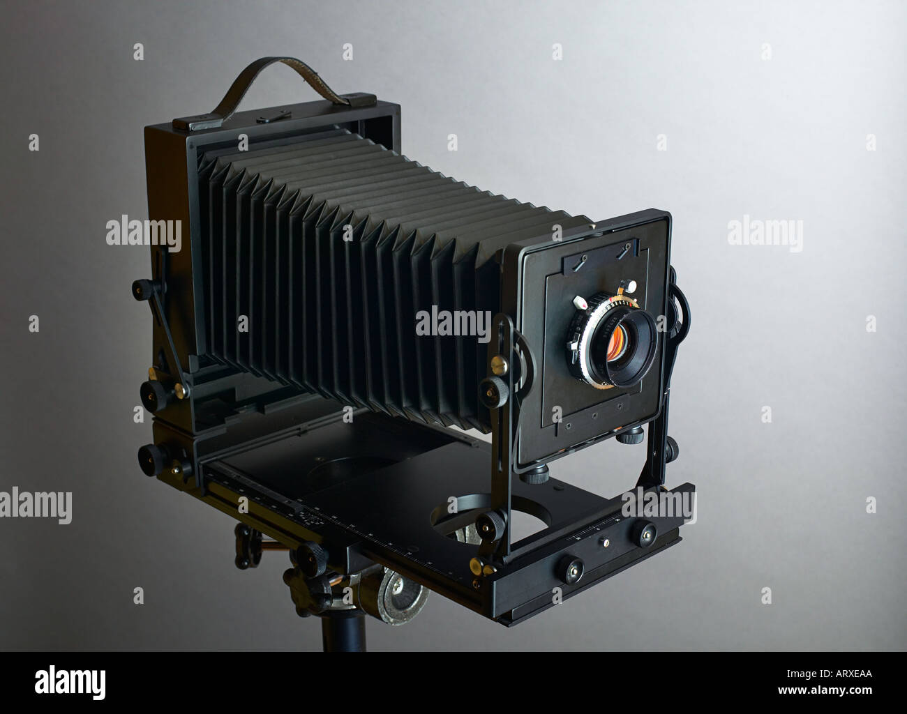 La caméra de bois sur un trépied Photo Stock - Alamy
