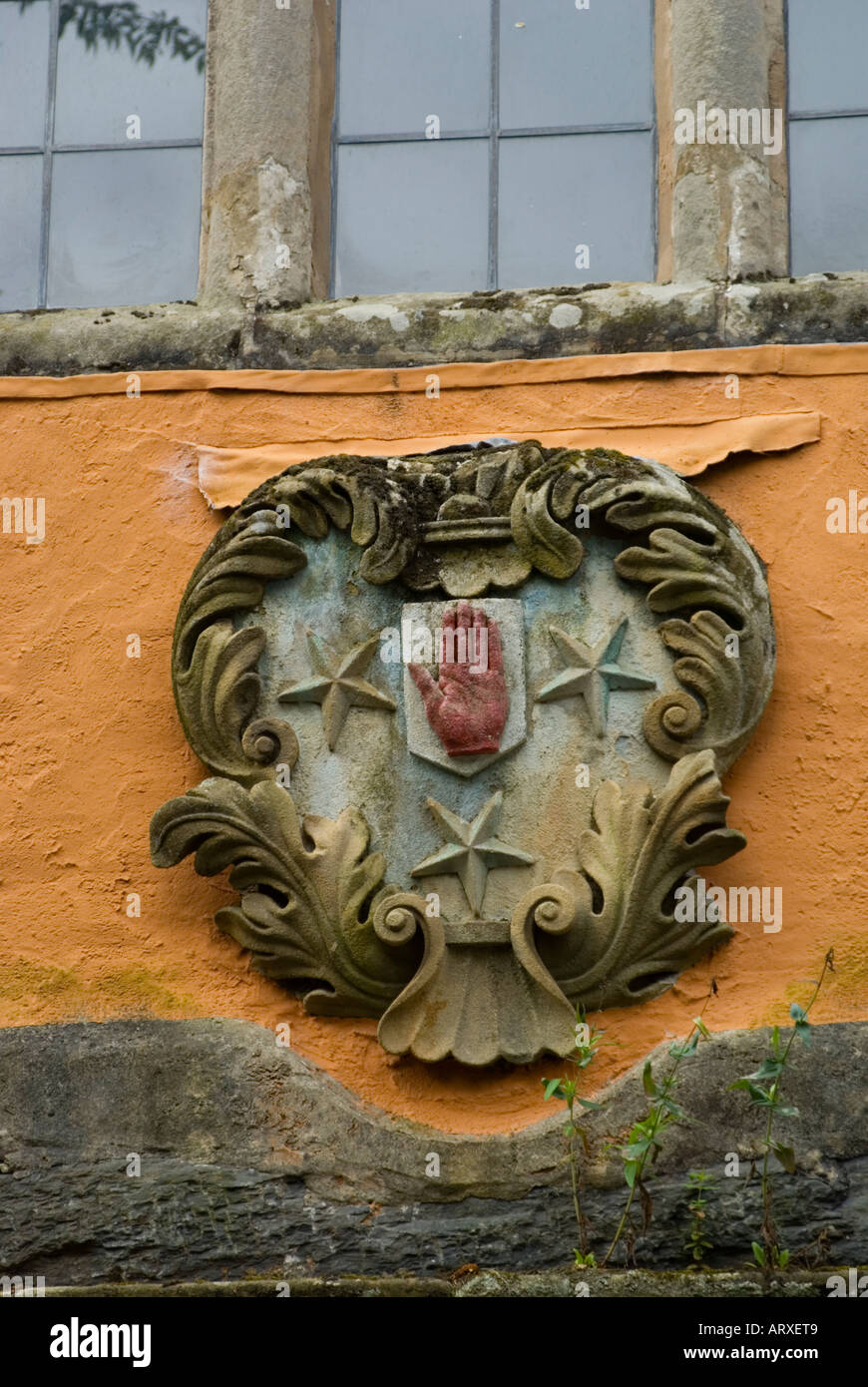 Signes ou symboles du Pays de Galles l'art à Portmeirion village Hall Hercules avec crête main rouge Banque D'Images