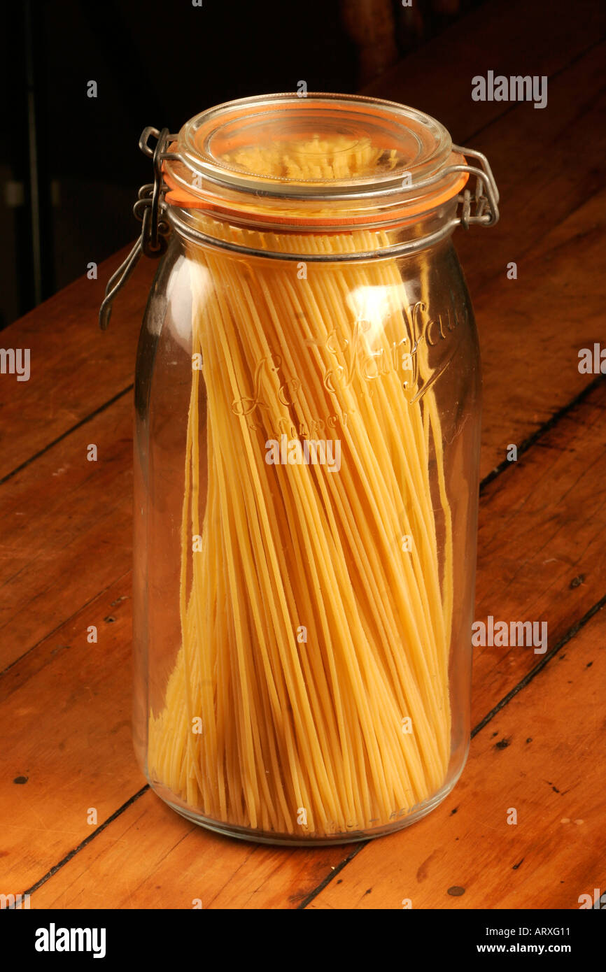 Spaghetti dans un bocal de verre Banque D'Images