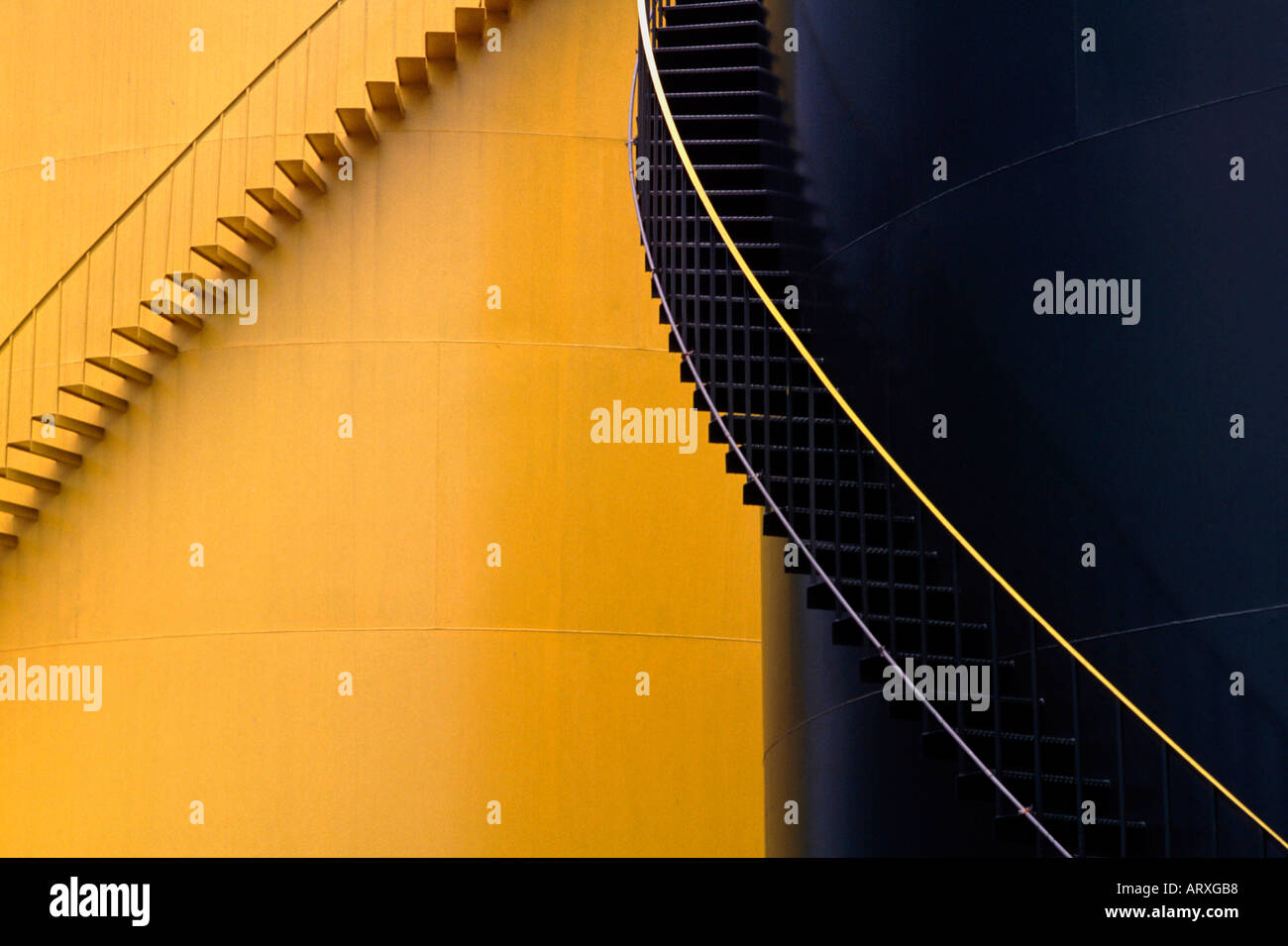 De couleur noir et jaune d'escalier sur les côtés de l'entreposage de mazout Oyster Bay NY Banque D'Images