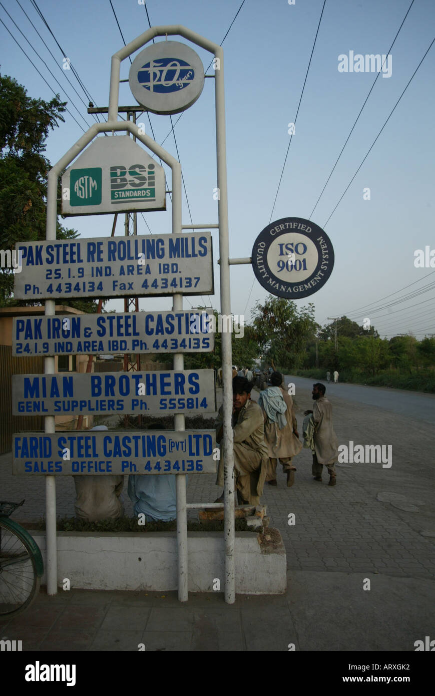 Travail à risque dans des aciéries à Islamabad, Pakistan Banque D'Images