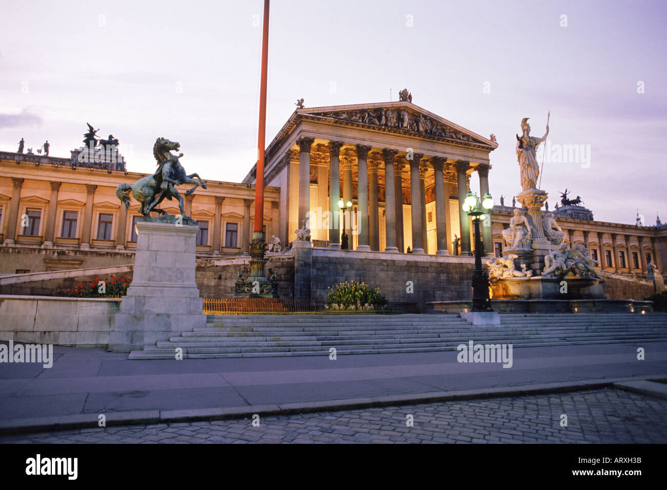 Statue d'Athéna au Parlement sur la rocade à Vienne au crépuscule Banque D'Images