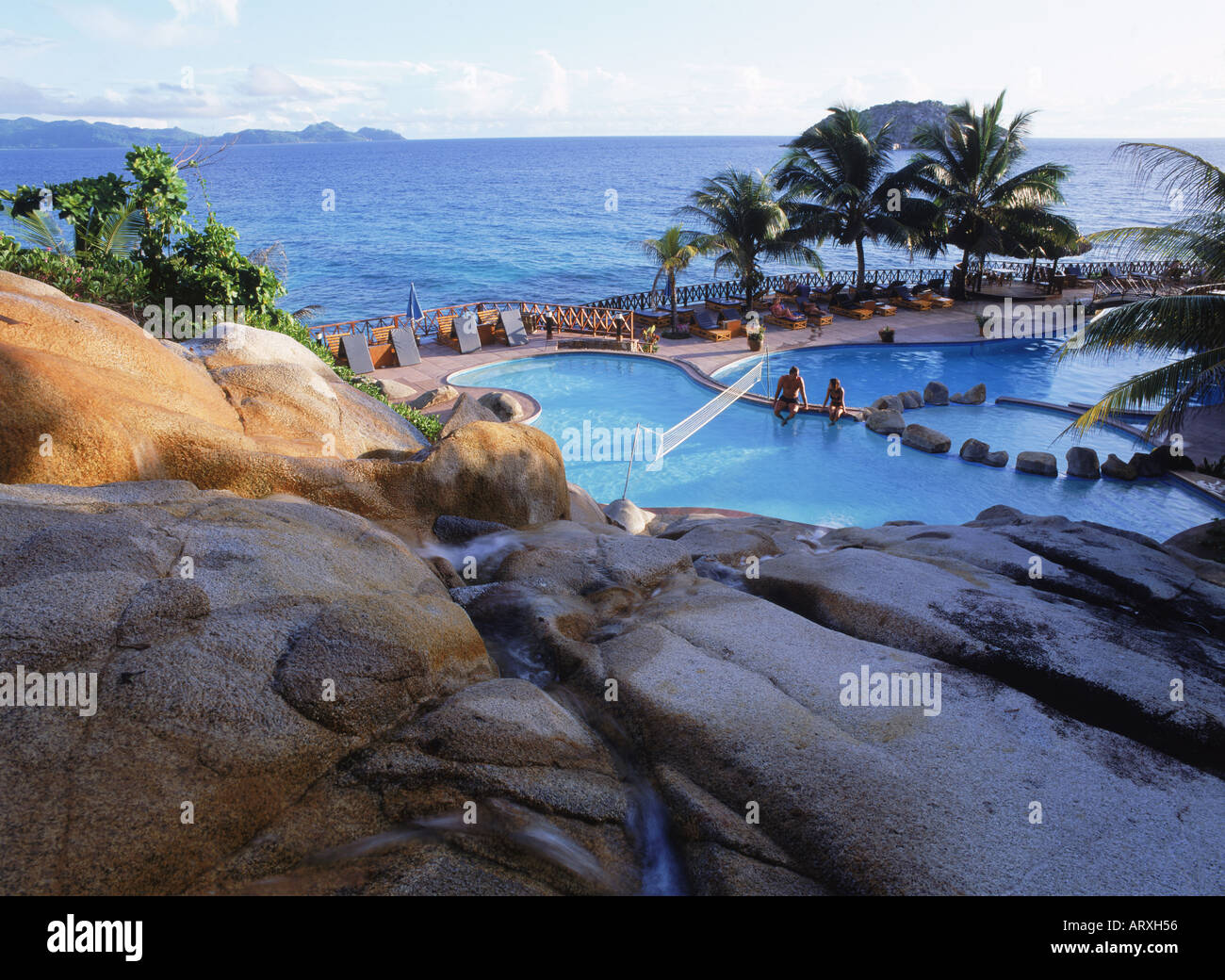 Piscine sur Océan Indien à Équateur Hôtel de Grand Anse sur l'île de Mahé aux Seychelles au coucher du soleil Banque D'Images