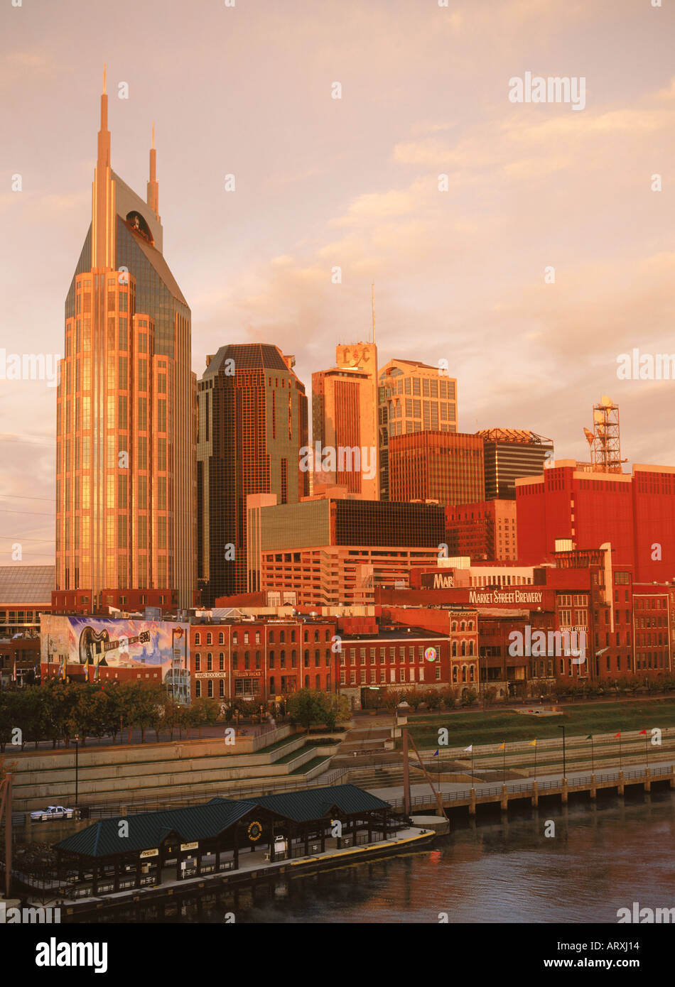 Belle du sud au-dessus de la tour du centre ville et de la rivière Cumberland à Nashville, Tennessee. USA Banque D'Images