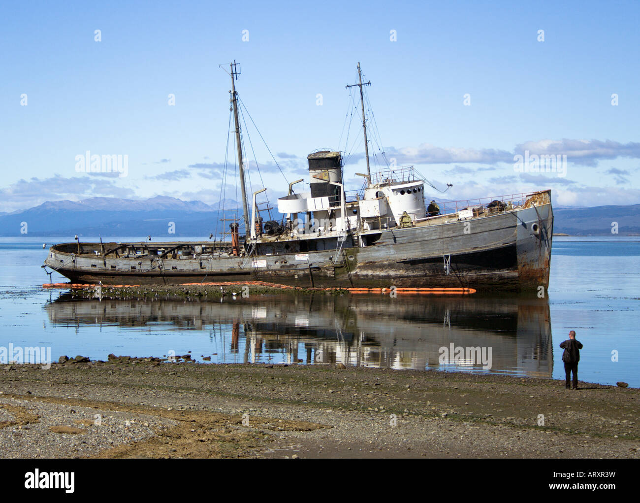 La Terre de Feu, le détroit de Magellan avec navire amarré, Ushuaia, Argentine, Amérique du Sud Banque D'Images