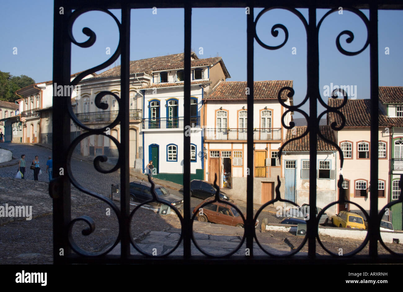 Vue sur rue et maisons à travers la porte de l'église Matriz NS do Pilar à Ouro Preto, capitale du Minas Gerais, Brésil Banque D'Images