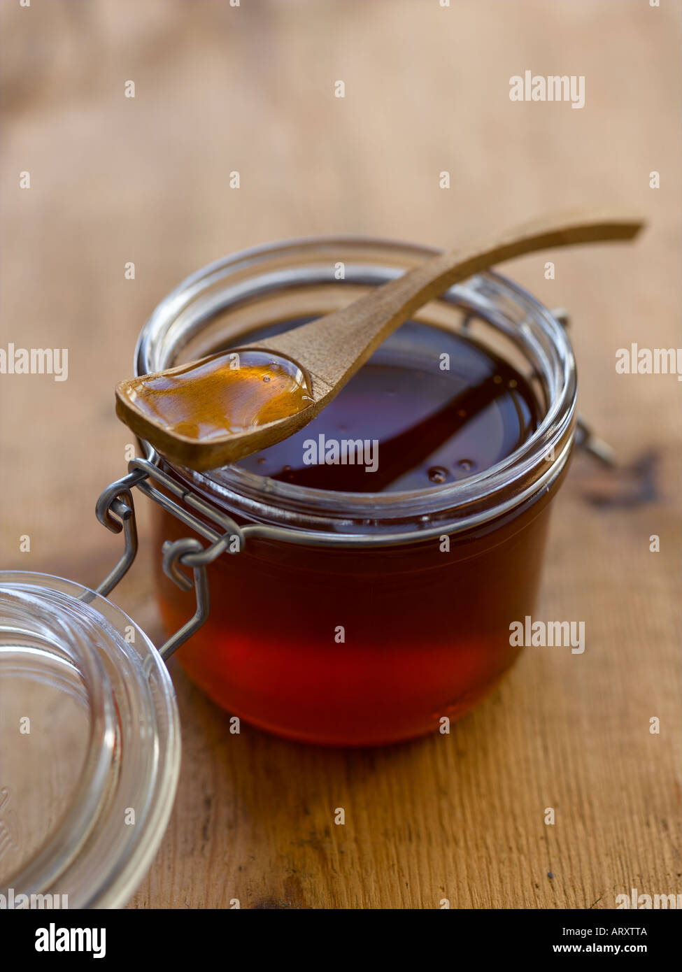 Le miel en kilner pot avec cuillère en bois - haut de gamme image numérique Hasselblad 61Mo Banque D'Images