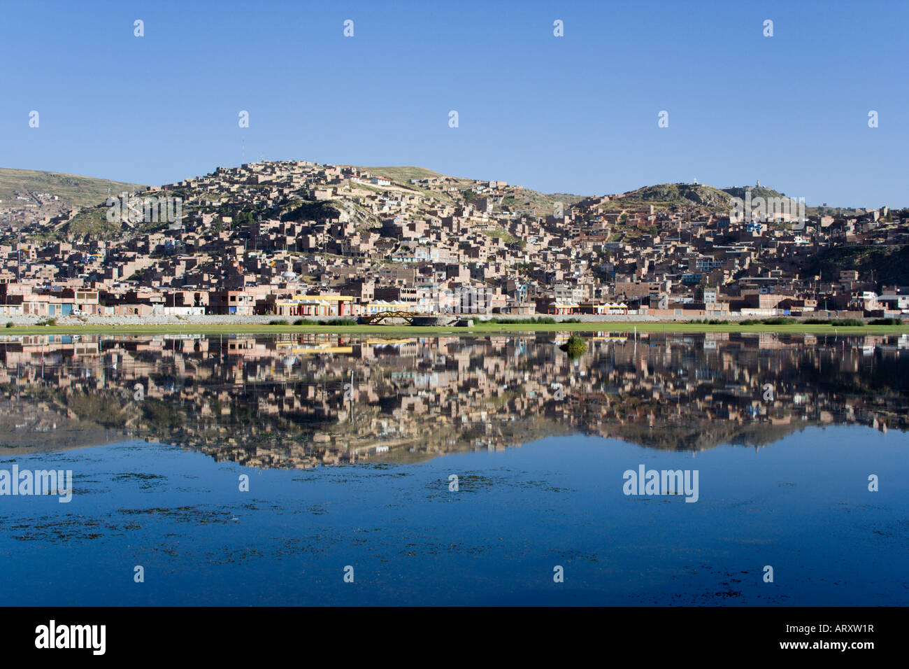 Puno est le point de départ d'excursions en bateau sur le lac Titicaca Pérou Amérique du Sud Banque D'Images