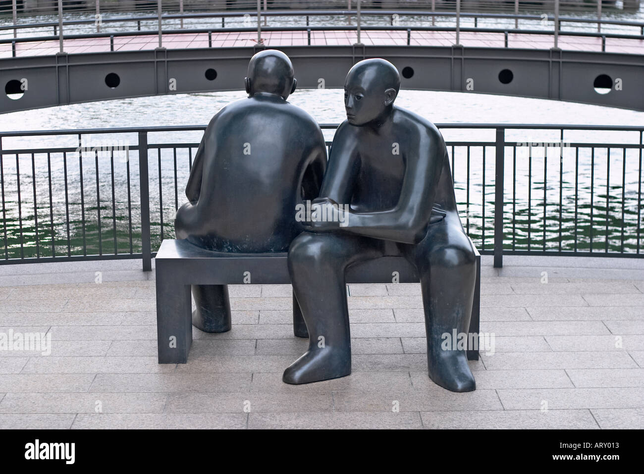 "Deux hommes sur un banc" statue (1990) de Giles Penny, Cabot Square, Camden, London, UK. Banque D'Images