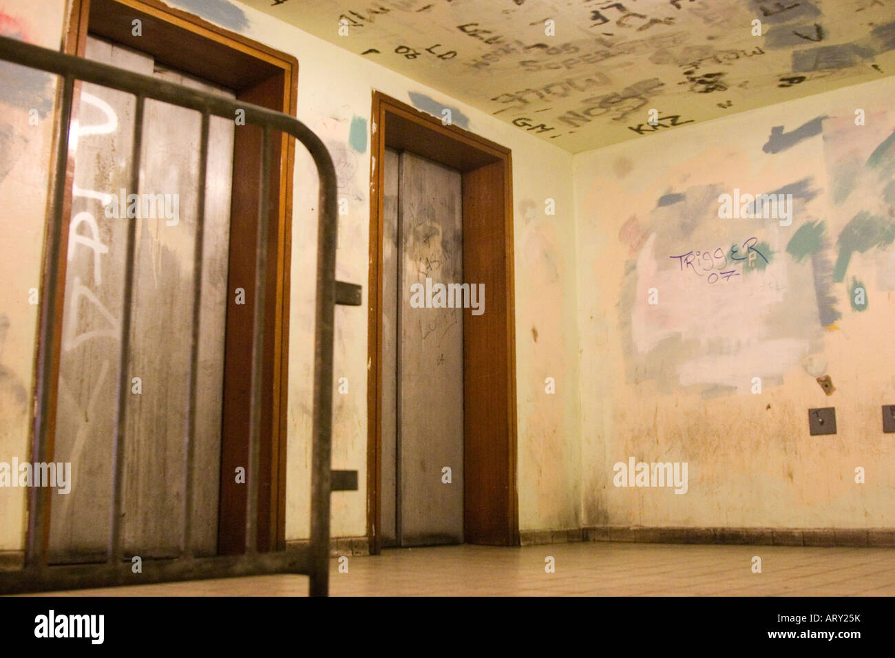 Parking ascenseur hall sale et d'escalier Banque D'Images