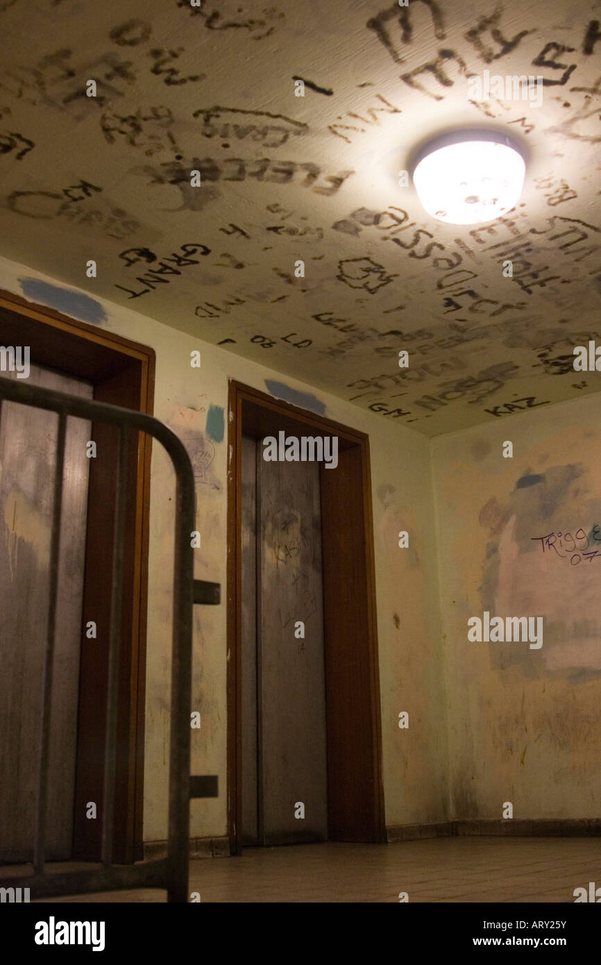 Parking ascenseur hall sale et d'escalier Banque D'Images