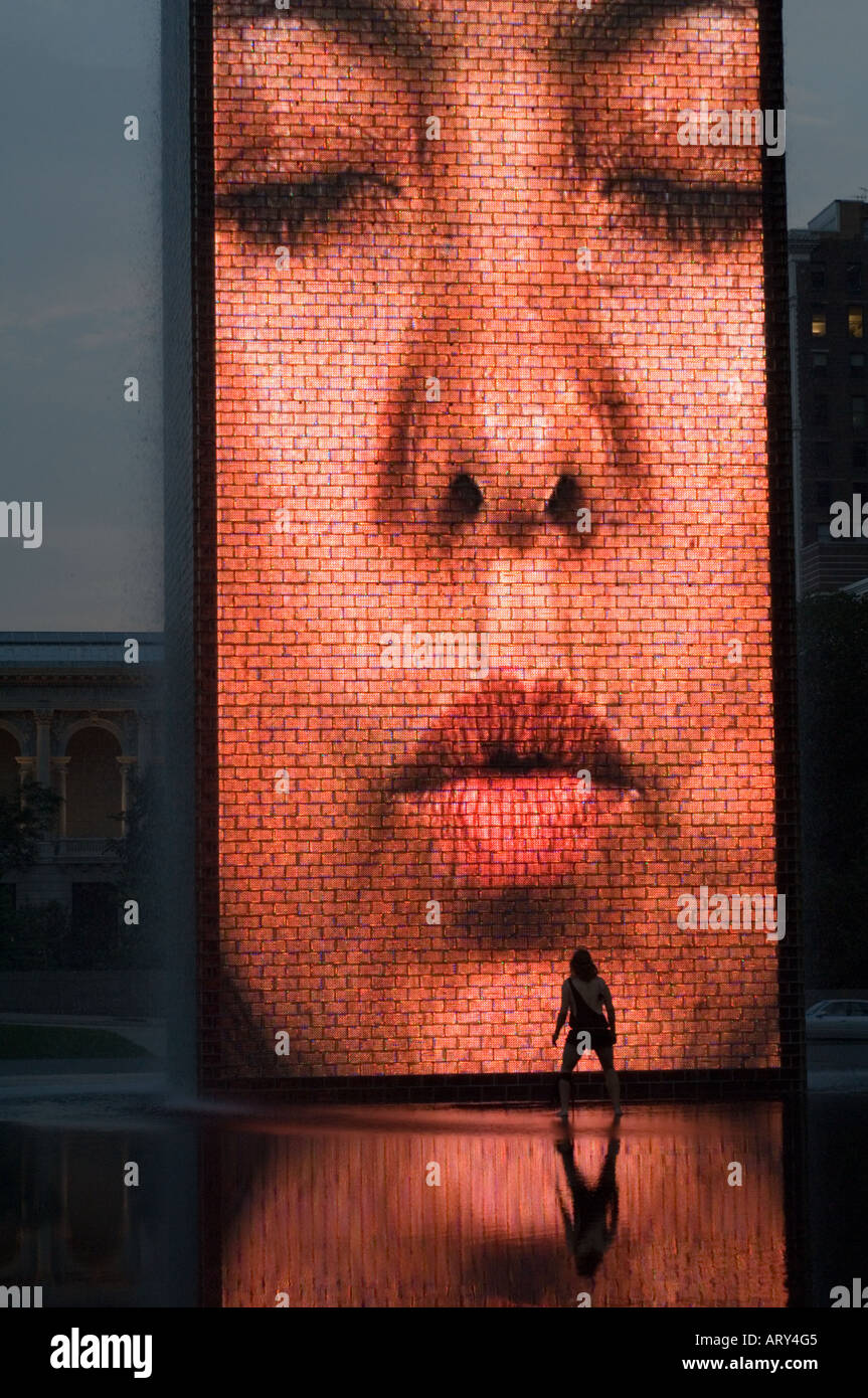 Jaume Plensa's Crown Fountain avec l'homme nuit au Parc du Millénaire de Michigan Avenue et Monroe Streets Chicago Illinois USA Banque D'Images