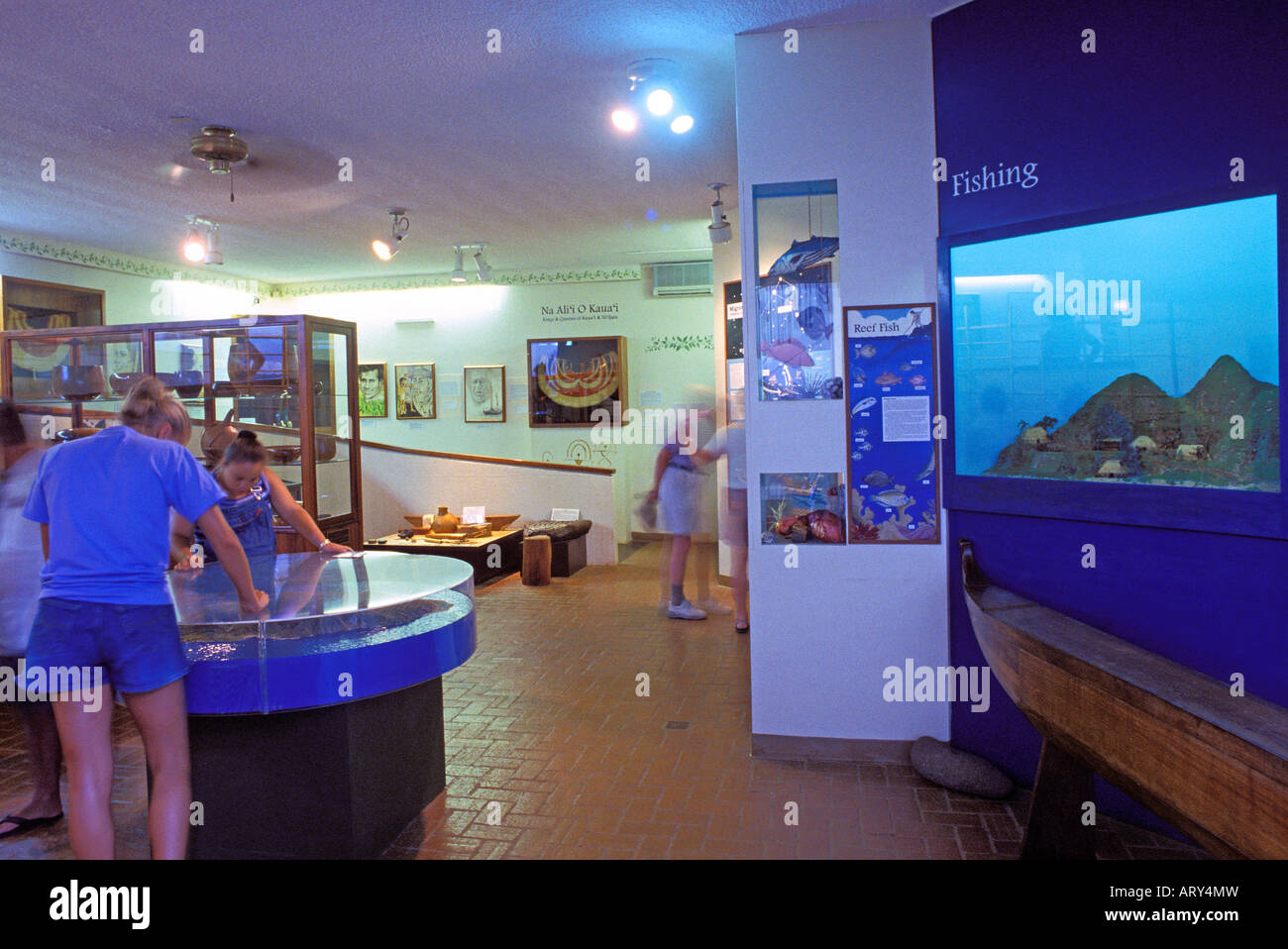Les touristes voir des expositions au Musée de Kauai dans la région de Lihue. Musée met en valeur l'histoire et l'art des Kauai depuis les temps anciens jusqu'à présent Banque D'Images