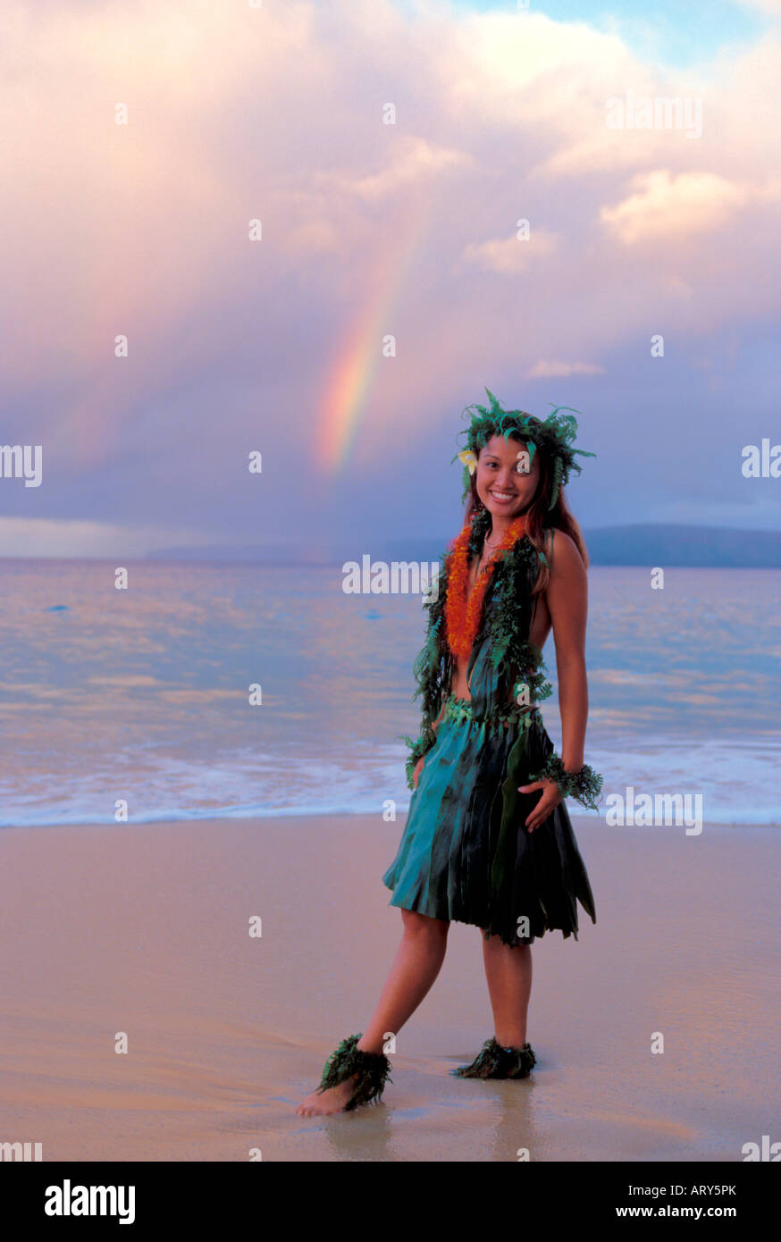 Danseuse de Hula avec rainbow au Makena, Maui. Banque D'Images