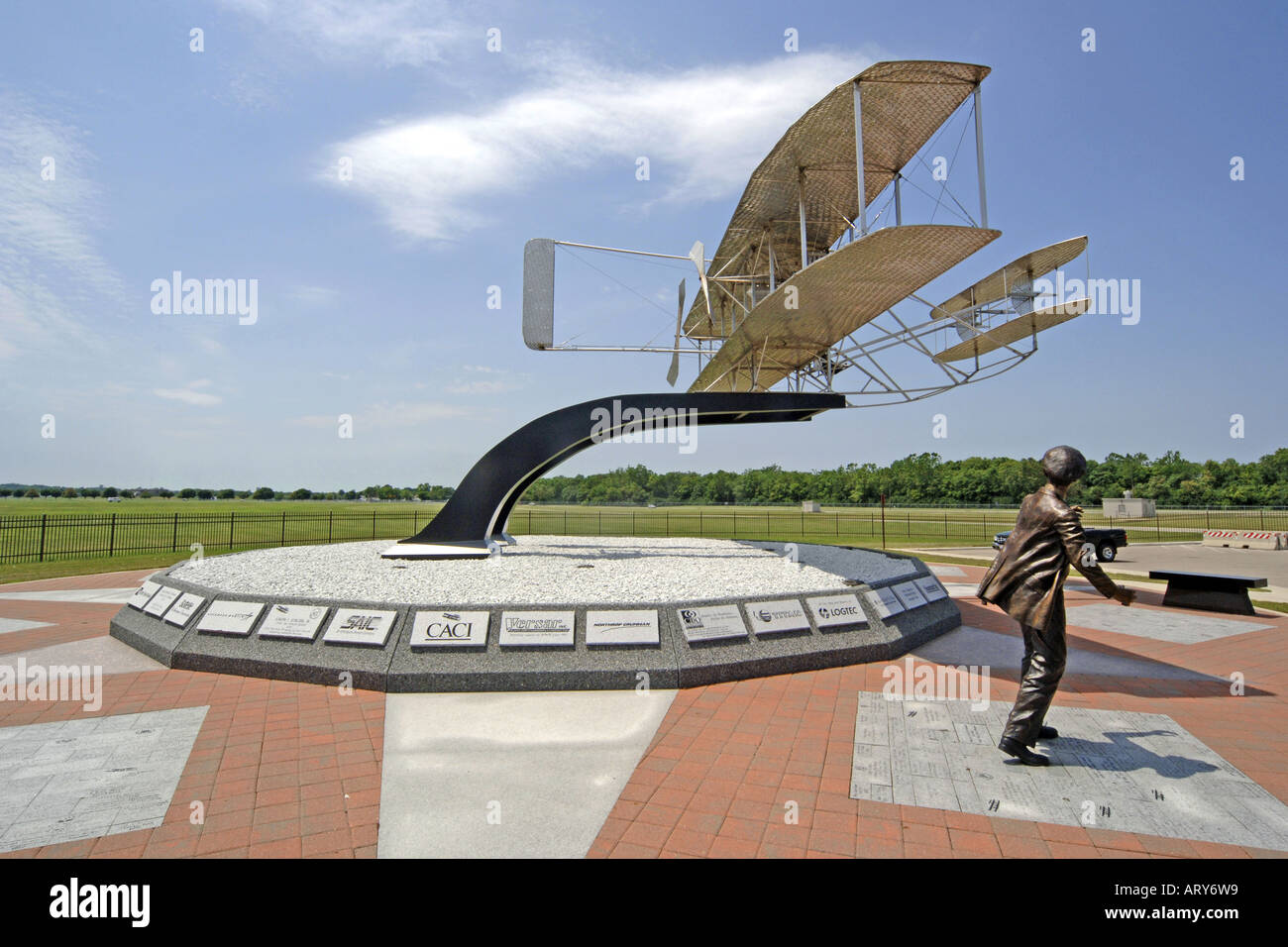 Wright Flyer Sculpture par Larry Godwin à la Wright-Patterson AFB à Dayton en Ohio Banque D'Images
