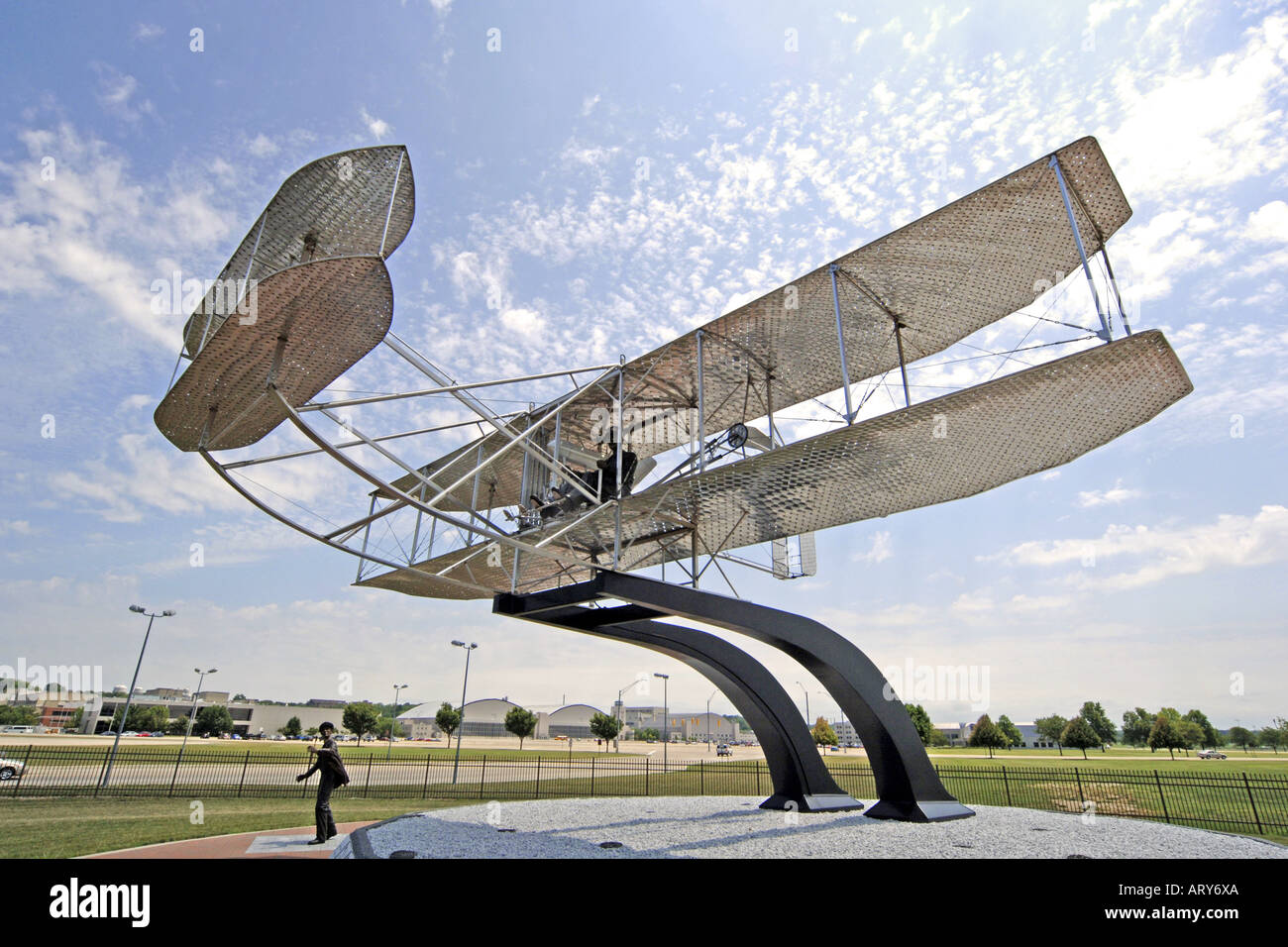 Wright Flyer Sculpture par Larry Godwin à la Wright-Patterson AFB à Dayton en Ohio Banque D'Images