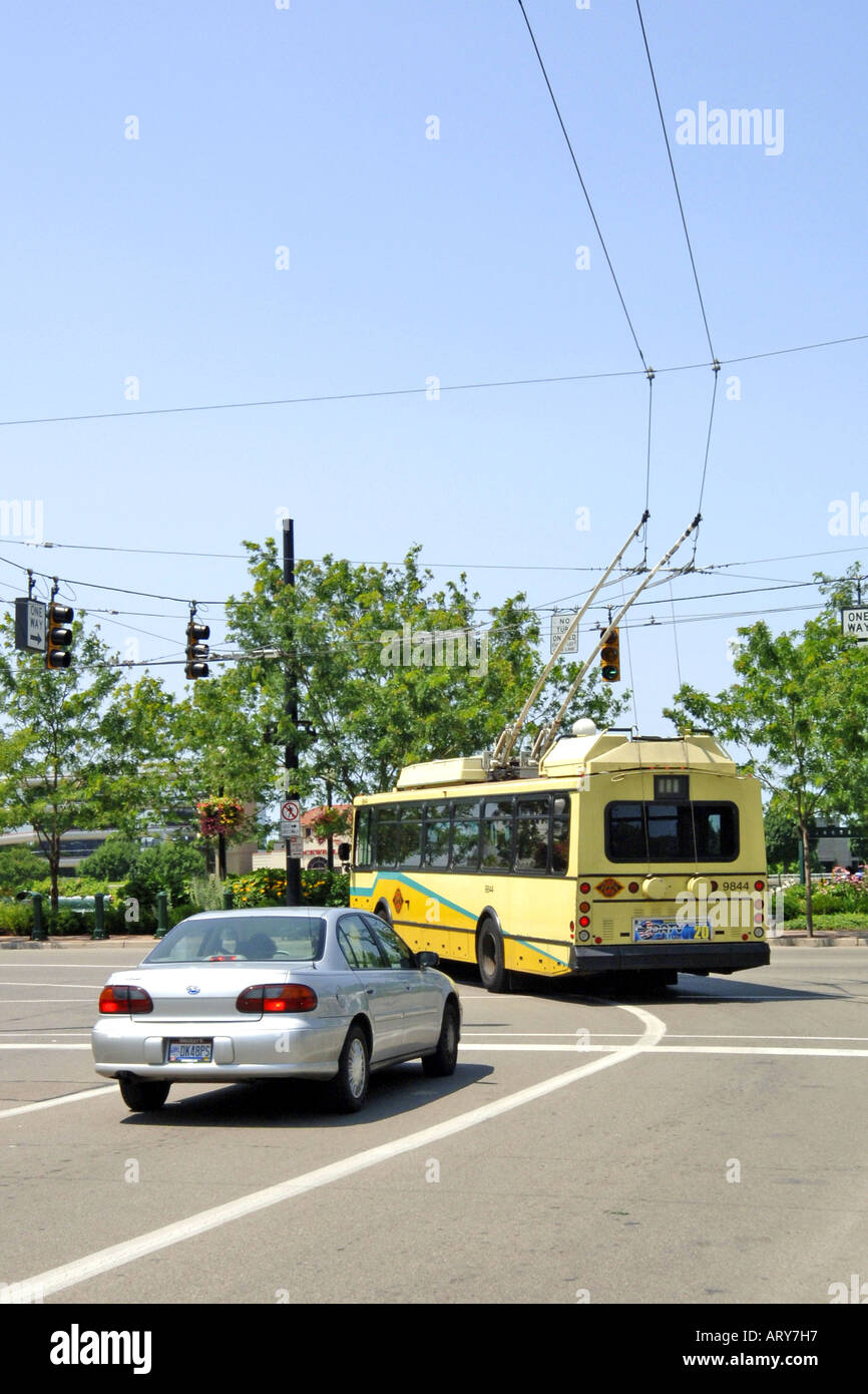 Bus Tram jaune CAT System au centre-ville de Dayton Ohio Banque D'Images