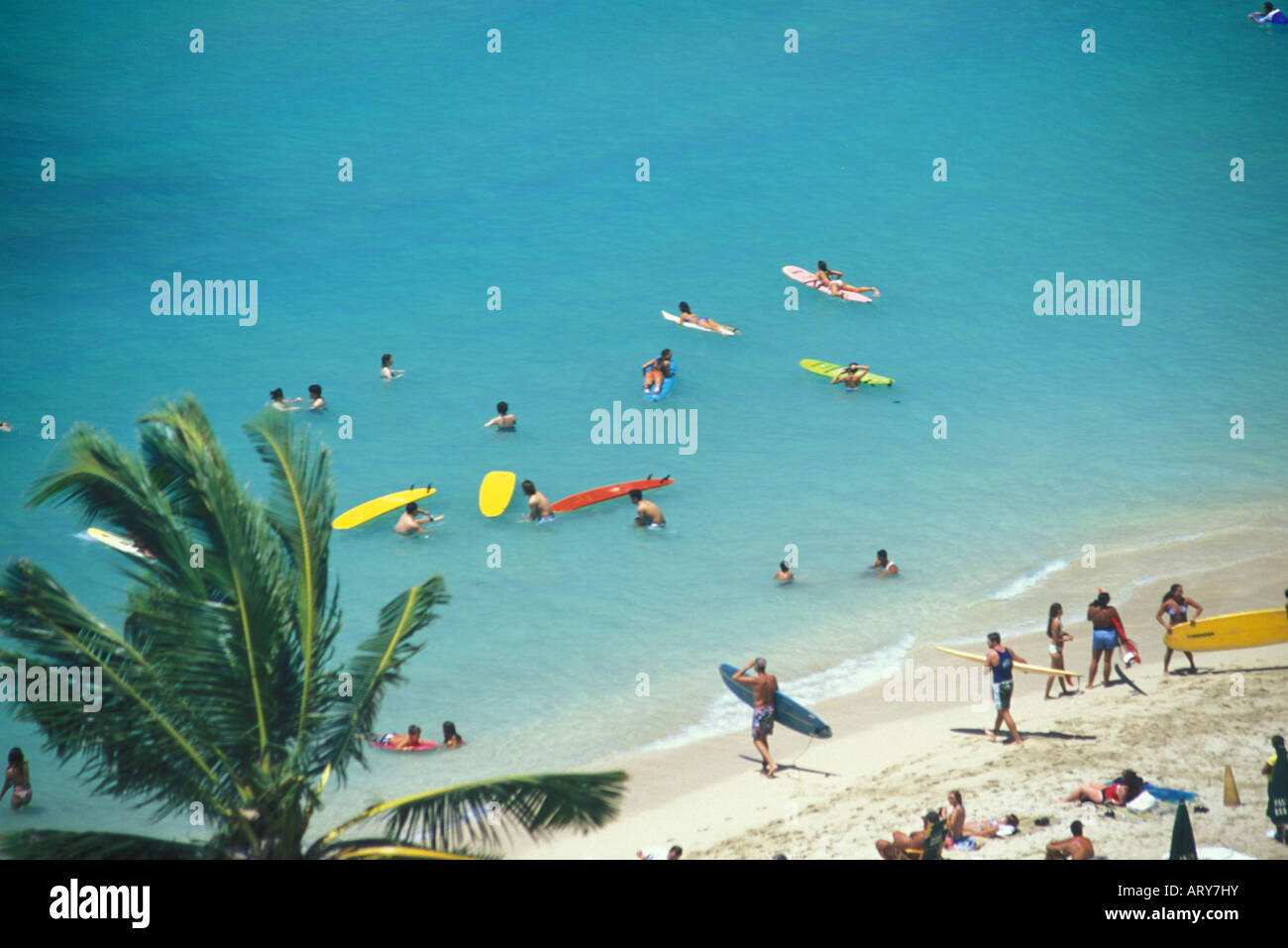 La plage de Waikiki attire les surfeurs et les baigneurs en vacances. Banque D'Images