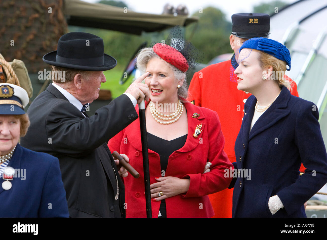 L'homme parlant à deux dames s'habiller en costume de guerre des années