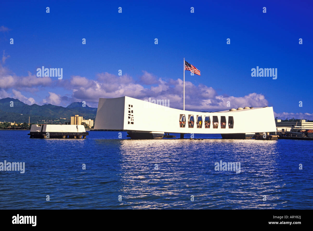 L'U.S.S. Pearl Harbor Arizona Memorial commémore les marins et marines perdu pendant une attaque japonaise 1941 sunken travées Memorial Banque D'Images