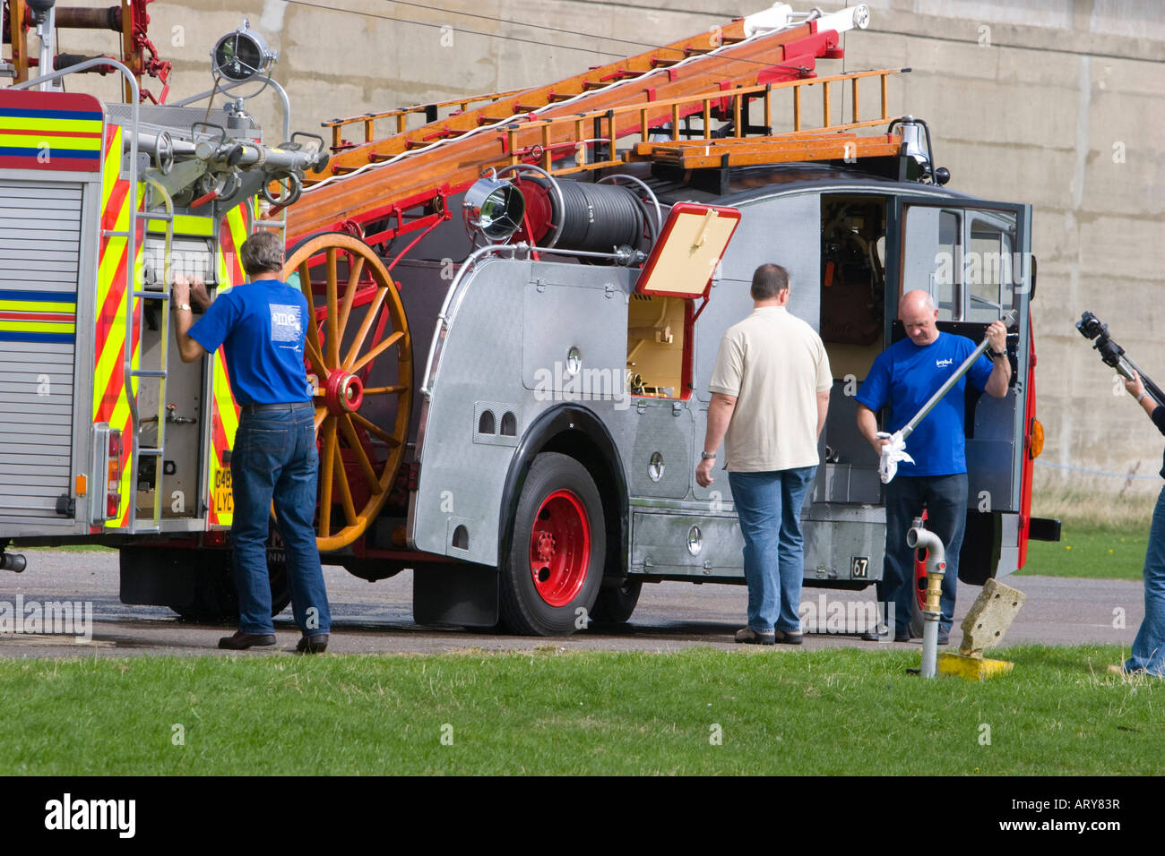 Remplissage du réservoir d'eau d'un ancien vintage fire engine Banque D'Images