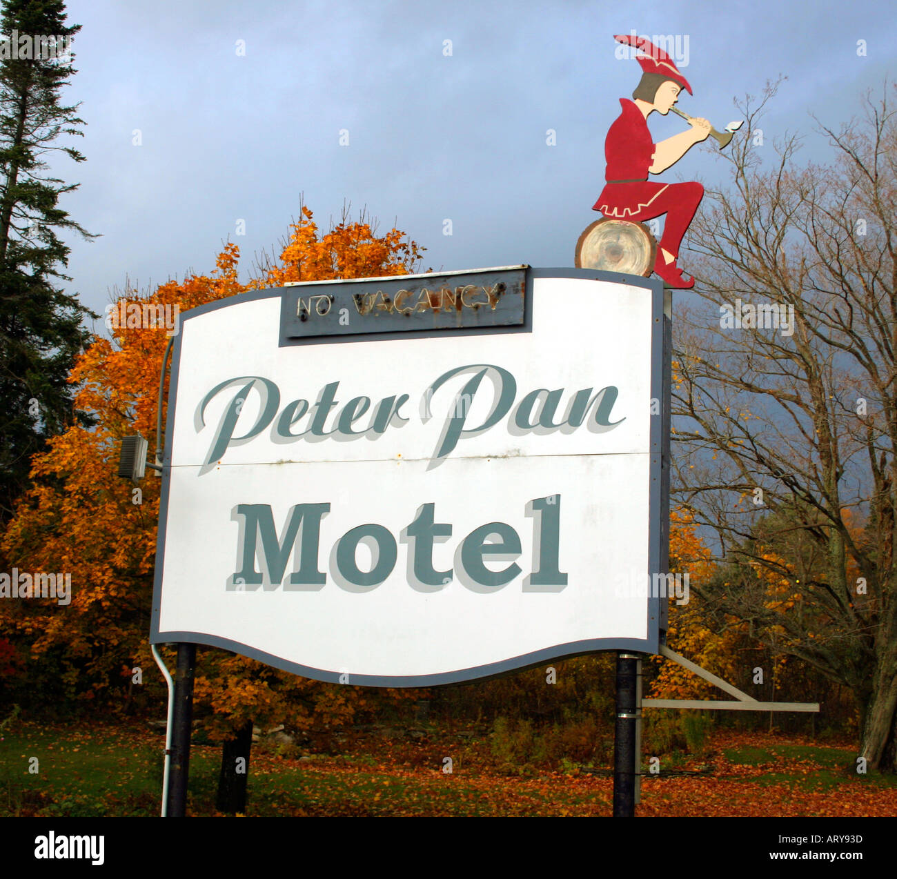 Panneau Peter Pan Motel à Bennington, Vermont, une marque de motel vintage en bord de route reflétant la culture du voyage du milieu du siècle et le charme Americana classique. Banque D'Images