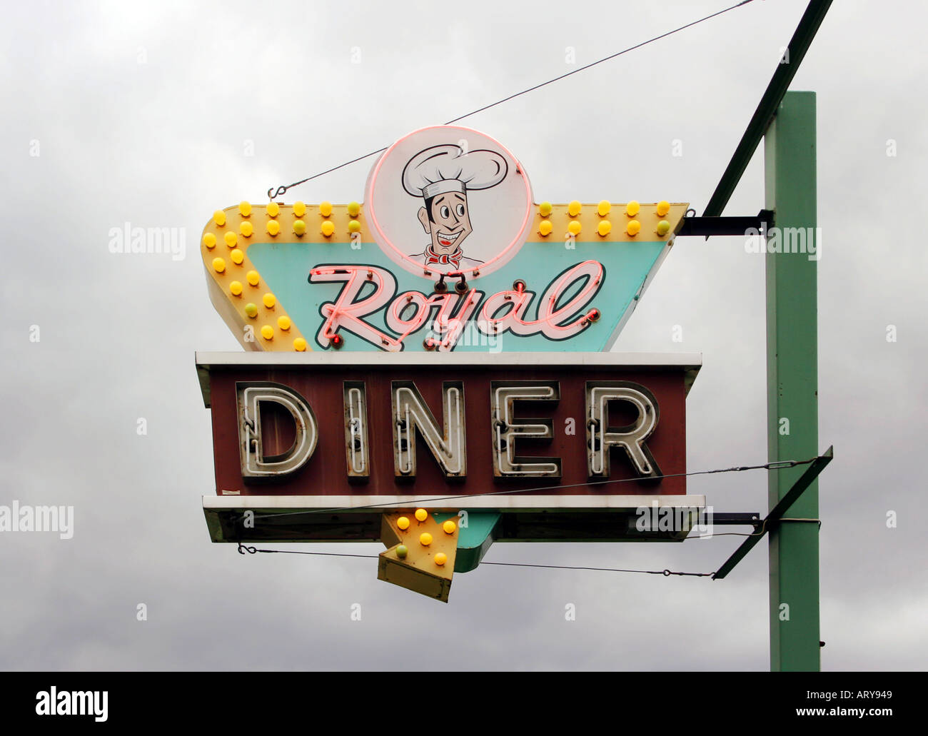 Royal Diner Sign à Brattleboro, Vermont, un marqueur au néon classique au bord de la route mettant en valeur l'Americana du milieu du siècle et le charme d'une petite ville de la Nouvelle-Angleterre. Banque D'Images