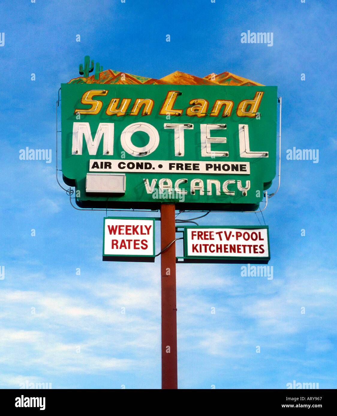 Panneau Sun Land Motel à Tucson, Arizona, une marque de motel vintage en bord de route reflétant la culture classique du Sud-Ouest de l'Amérique et du voyage du milieu du siècle. Banque D'Images