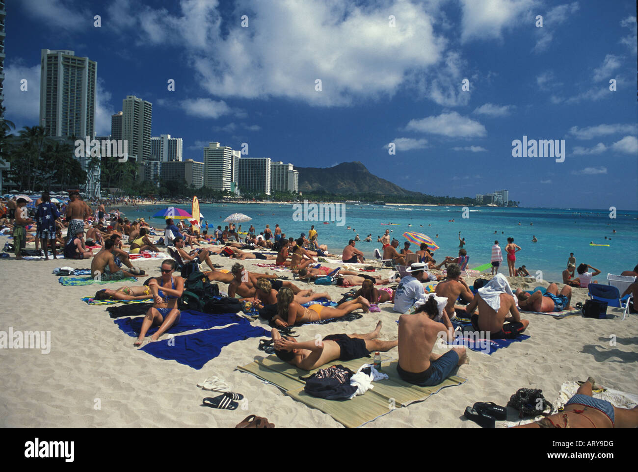 Célèbre Diamond Head et la plage de Waikiki bordée de touristes sur une journée ensoleillée Banque D'Images