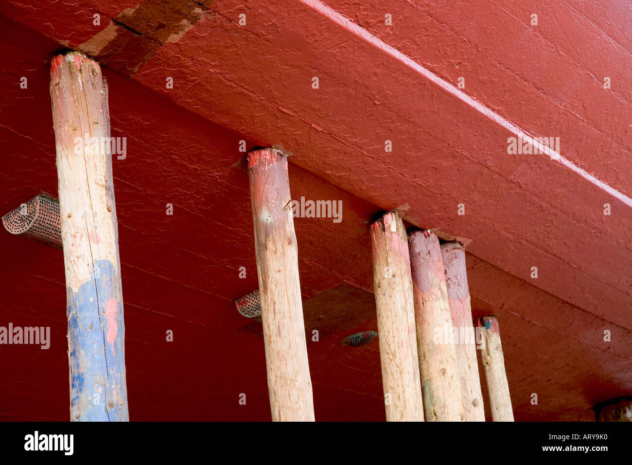 Piquets en bois et des coins, sous la quille, utilisé dans la fabrication des bateaux à stablise de cour un bateau en cale sèche. Réparation navale Macduff, du nord-est de l'Ecosse UK Banque D'Images