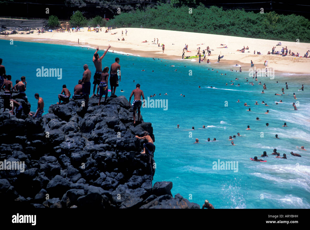 Journée ensoleillée à Waimea Bay sur la côte nord d'Oahu Banque D'Images