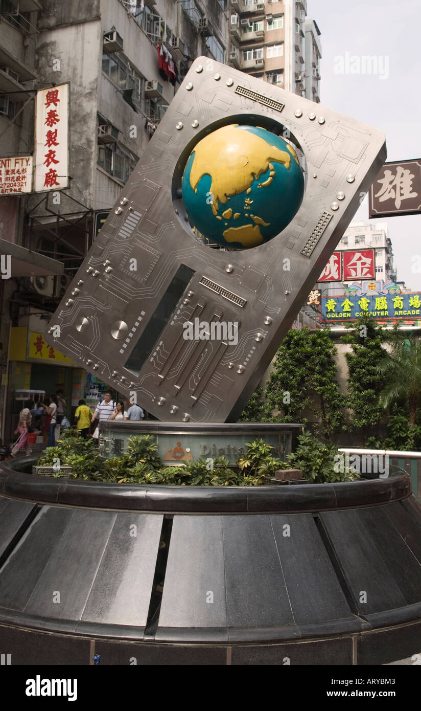 Jambon "Shui Po place principale avec statue dispaying microchip et globe Kowloon Hong Kong Banque D'Images