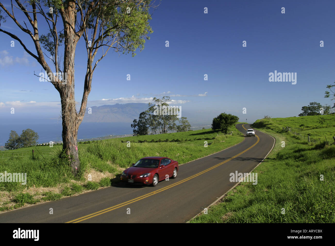 Autoroute à Kula Maui de l'arrière-conducteurs donne occasion de découvrir élevé, vue panoramique sur le centre et l'ouest de Maui. Road Banque D'Images