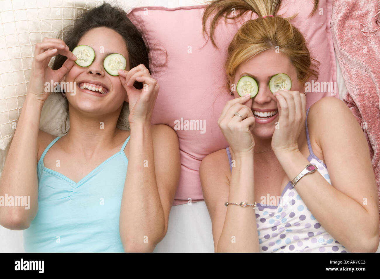 Les filles avec les concombres sur les yeux Banque D'Images