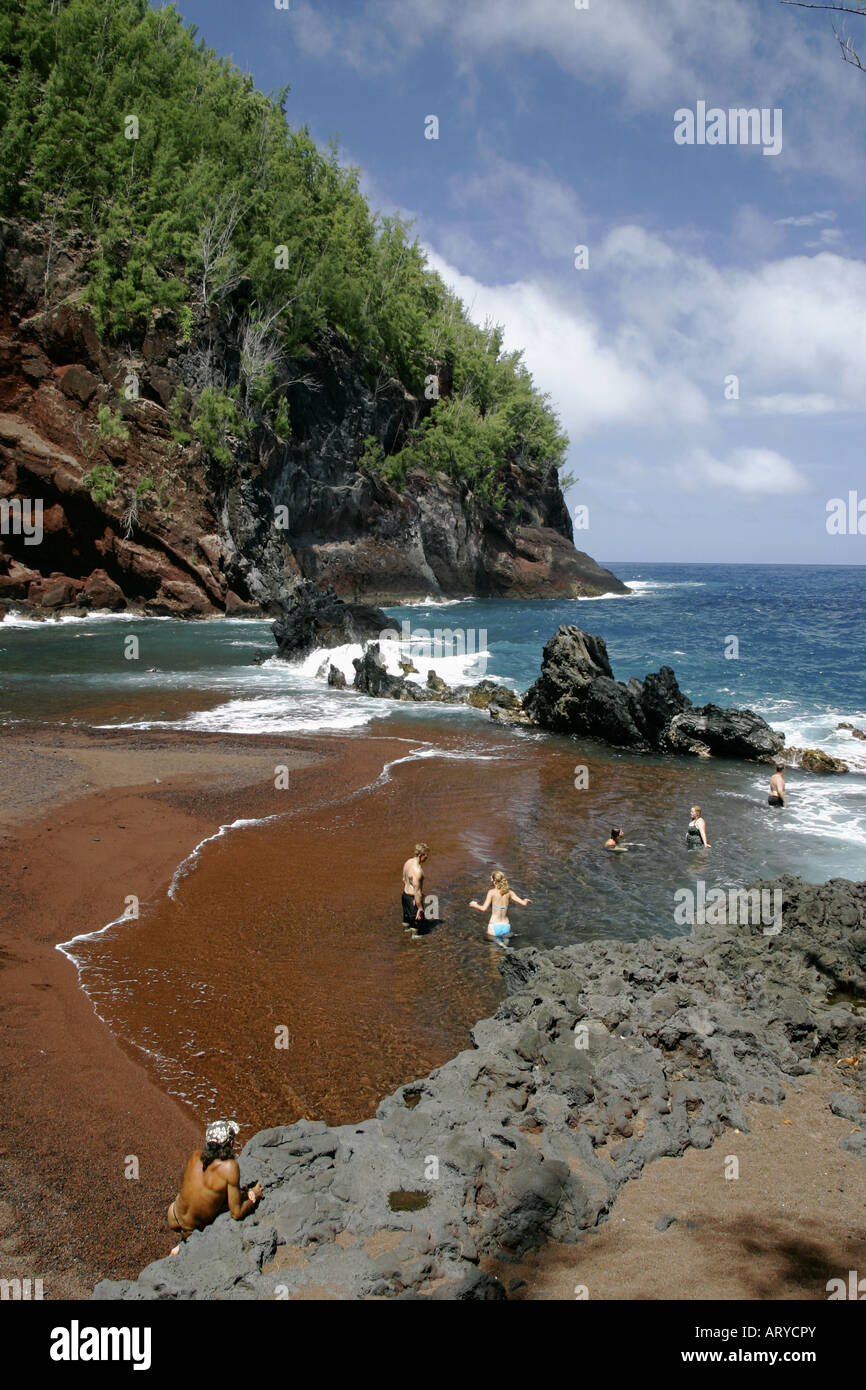 Kaihalulu Beach isolée. Mieux connu sous le nom de plage de sable rouge. Situé dans la ville de près de Hotel Hana Hana. Banque D'Images