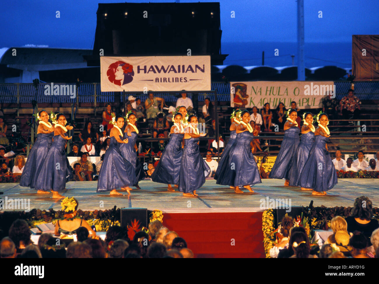 Danseurs Hula concurrence sur le Festival annuel Merrie Monarch. Un événement culturel d'une semaine commençant le week-end de Pâques dans la ville Banque D'Images
