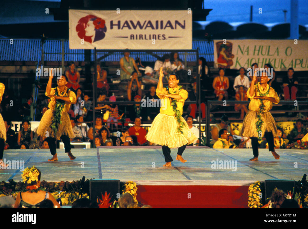 Danseurs Hula concurrence sur le Festival annuel Merrie Monarch. Un événement culturel d'une semaine commençant le week-end de Pâques dans la ville Banque D'Images