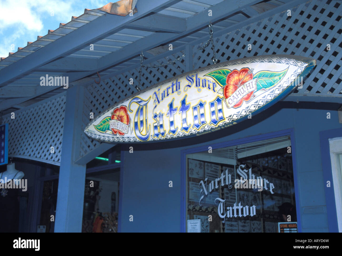 Body Art de tatouage est devenu populaire. Ce studio dans la région de la ville de Haleiwa sur oahu côte-nord offre une variété de tatoo Banque D'Images
