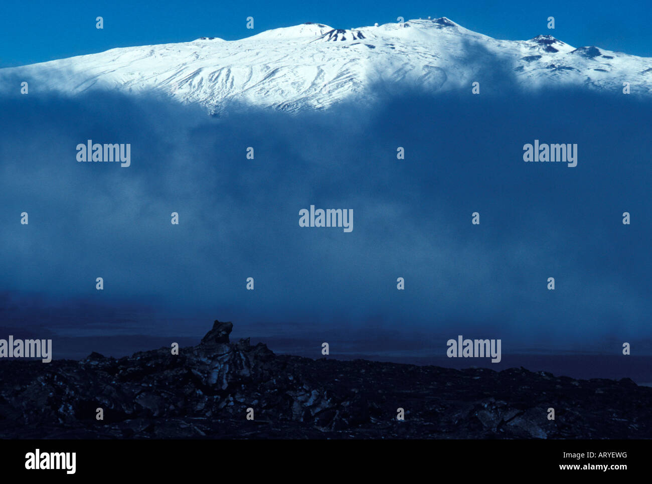 Beaucoup de Mauna Kea, à 14 000 d'altitude, avec la lave pahoehoe noir en premier plan Banque D'Images
