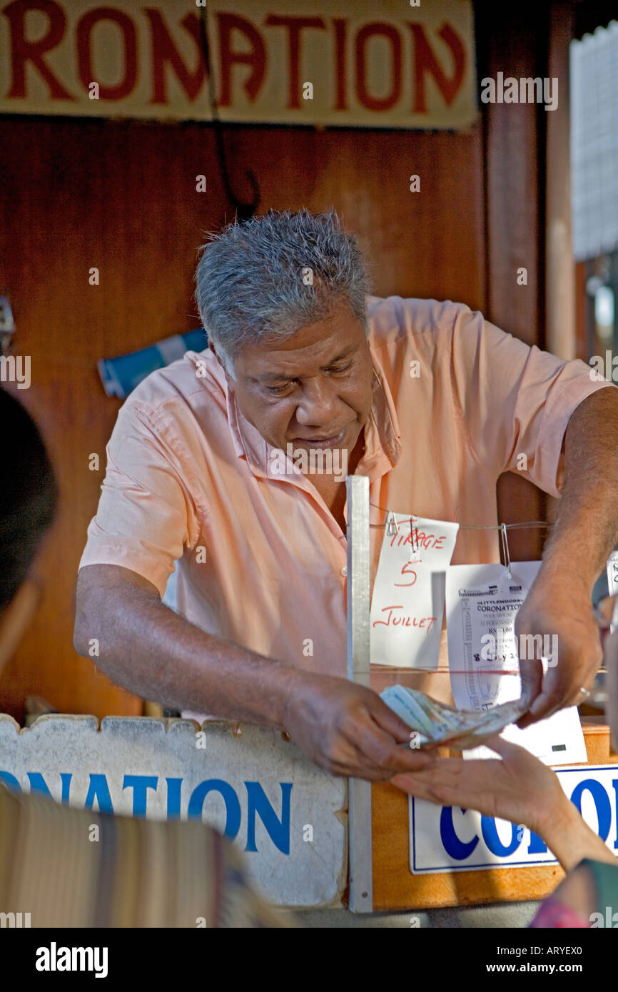 La vente de billets de loterie dans le principal marché à Port Louis, Ile Maurice Banque D'Images