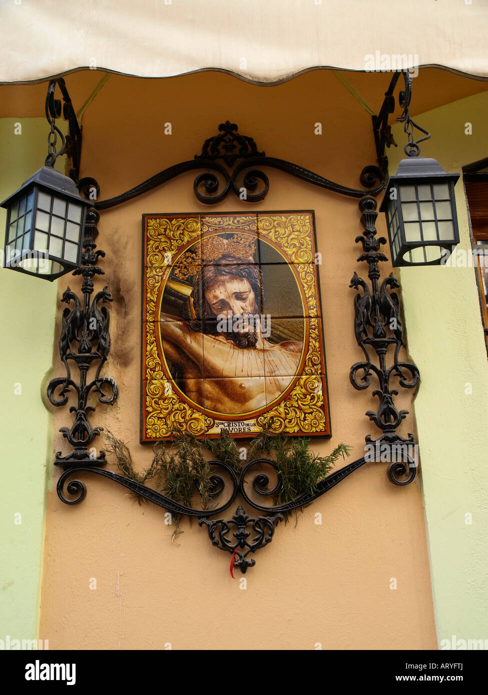 L'inscription du Christ sur la croix en carreaux peints. Calle Navas Granada espagne Banque D'Images